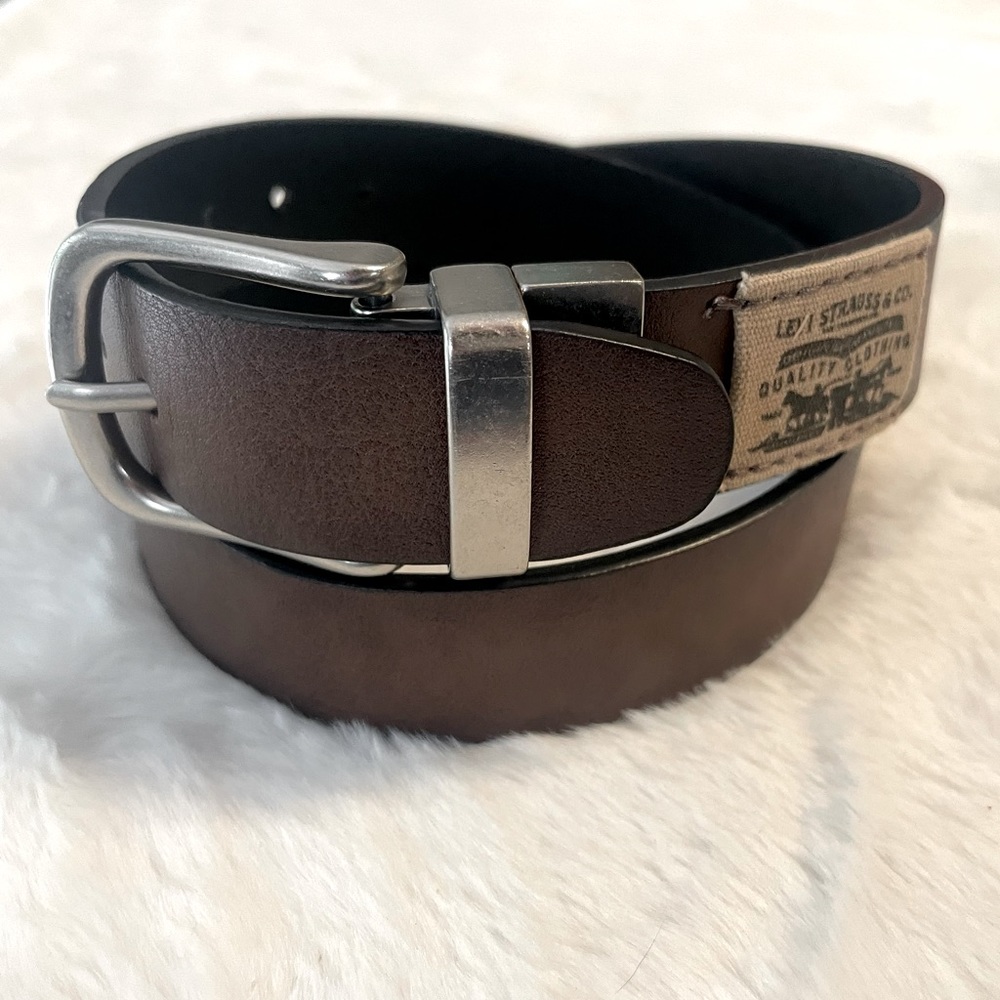 Levi’s Big Boys Reversible black and brown leather belt with silver buckle, M